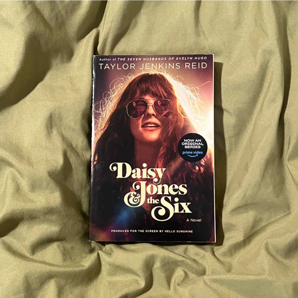 book — daisy jones & the six by taylor jenkins reid (tv show cover)